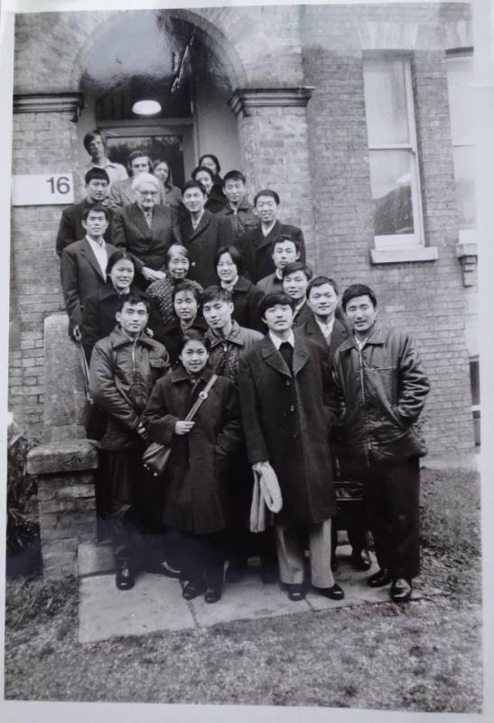 1979年在劍橋大學(xué)與李約瑟合影.jpg