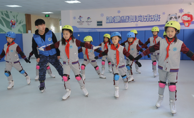 圖二青島基隆路小學旱地滑冰.JPG