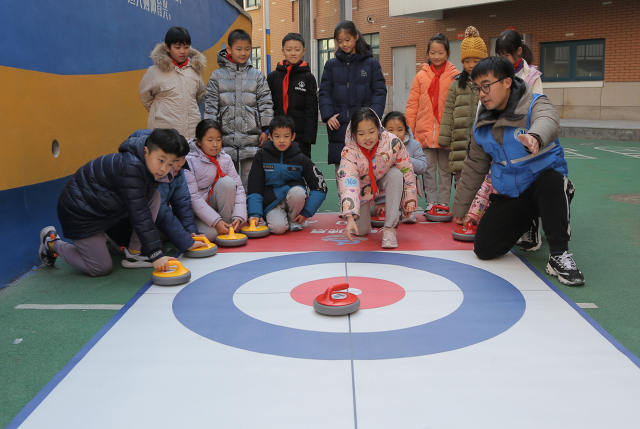 圖三青島基隆小學開展陸地冰壺運動.JPG