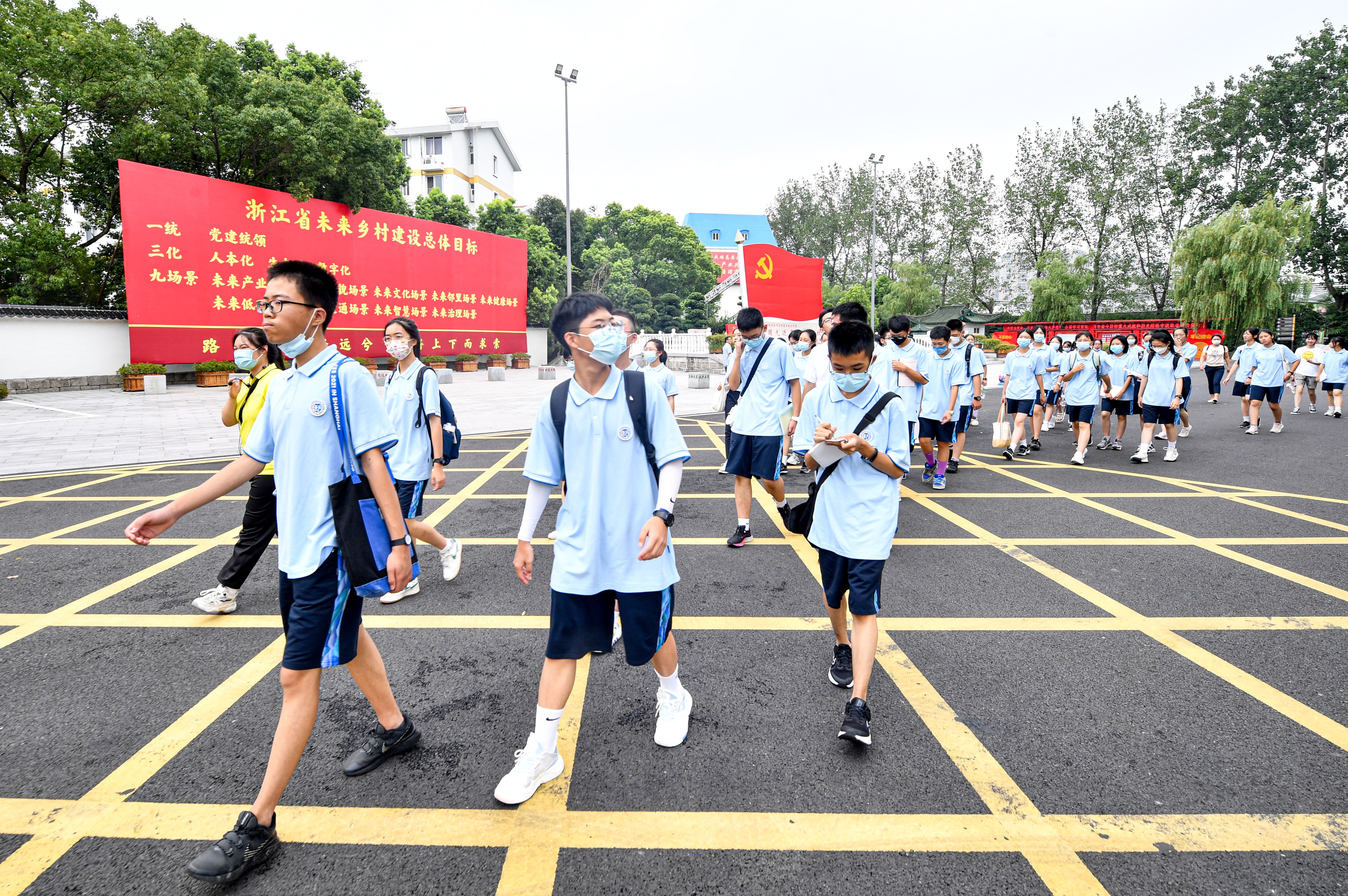 寧波鄞州高級中學學生走進”未來鄉(xiāng)村“ 開啟開學第一課  嚴龍 攝.jpg