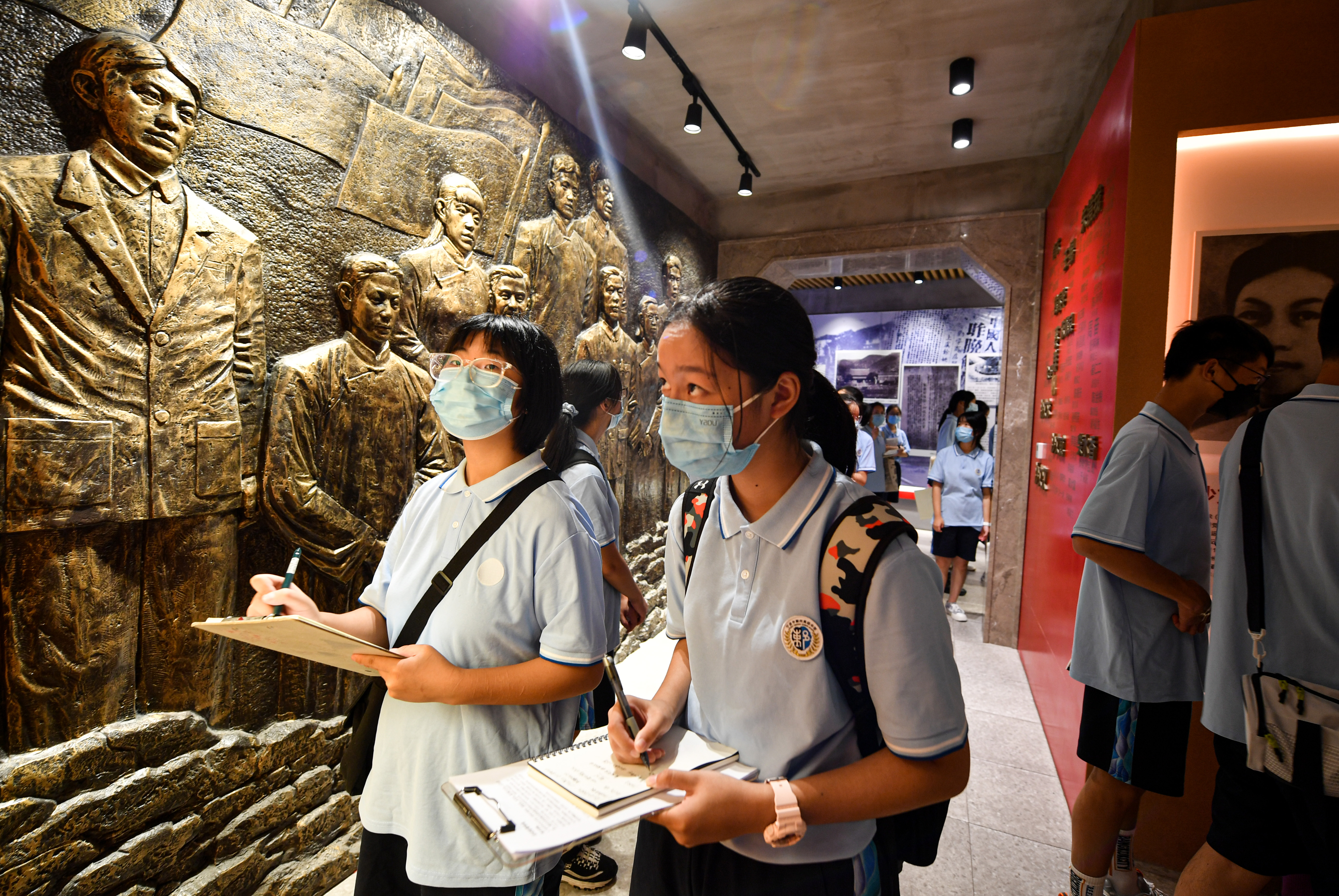 同學們走進村史館見證村落變化 嚴龍 攝.jpg