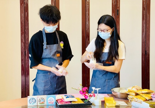 同學們在制作月餅 祝諸銘 攝.jpg