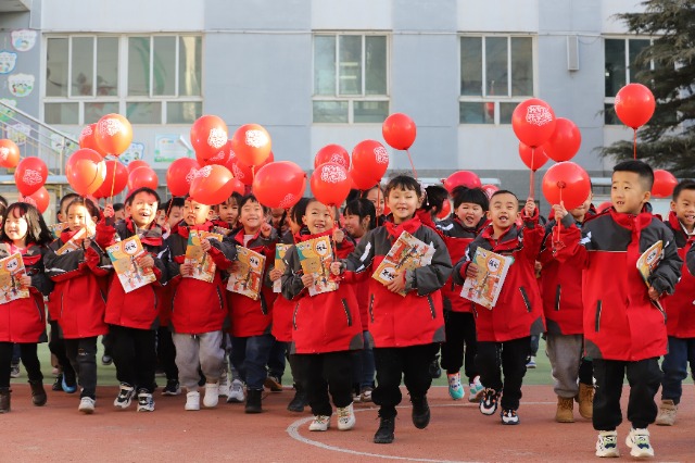 01——2月19日，甘肅省平?jīng)鍪嗅轻紖^(qū)西大街小學(xué)教育集團(tuán)，學(xué)生們領(lǐng)取到新課本后在校園里高興地奔跑。.JPG