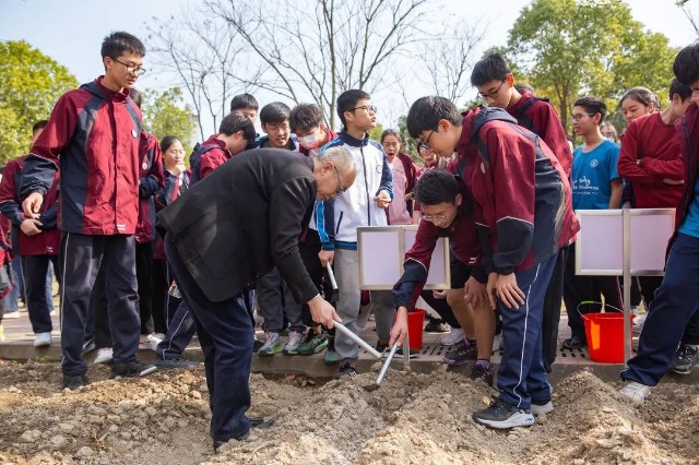 鄞州中學學生在農業(yè)顧問的指導下種土豆 學校供圖.jpg