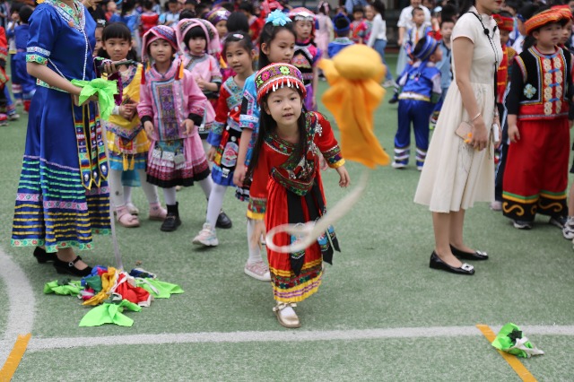 南寧市星湖小學一、二年級的學生開展了壯族競技項目“背簍繡球”.JPG