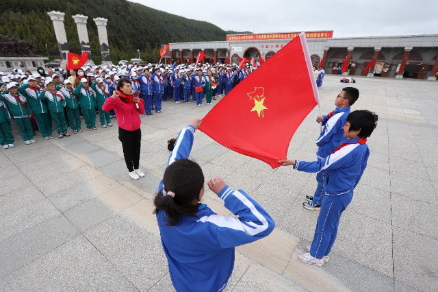 09——5月26日，甘肅省平?jīng)鍪嗅轻紖^(qū)西大街小學(xué)教育集團(tuán)在六盤山紅軍長征紀(jì)念館舉行少先隊(duì)員入隊(duì)儀式。.JPG