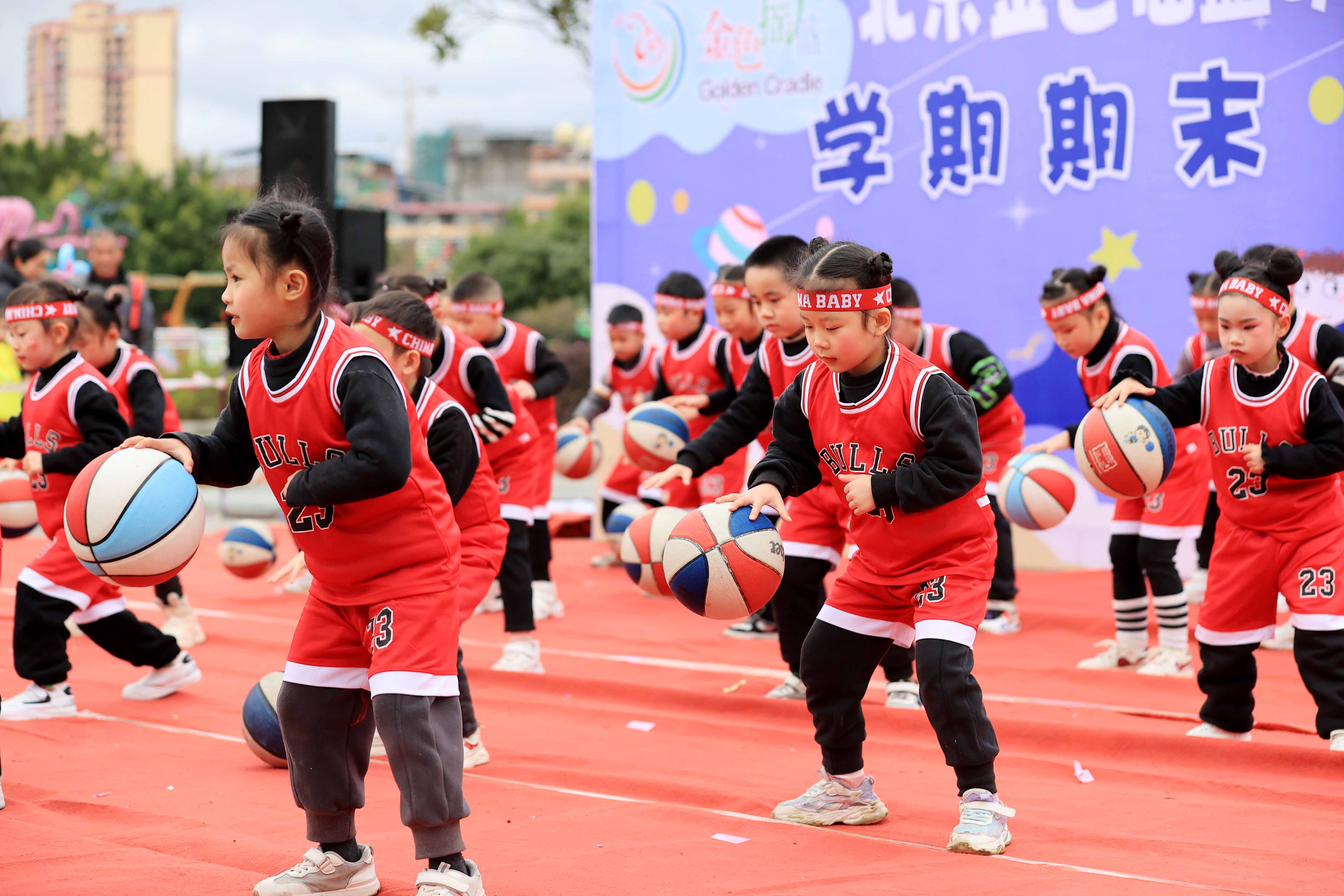 圖2：1月20日，在廣西柳州市融安縣長(zhǎng)安廣場(chǎng)，小朋友在寒冬里展示籃球操。（譚凱興 攝）.JPG