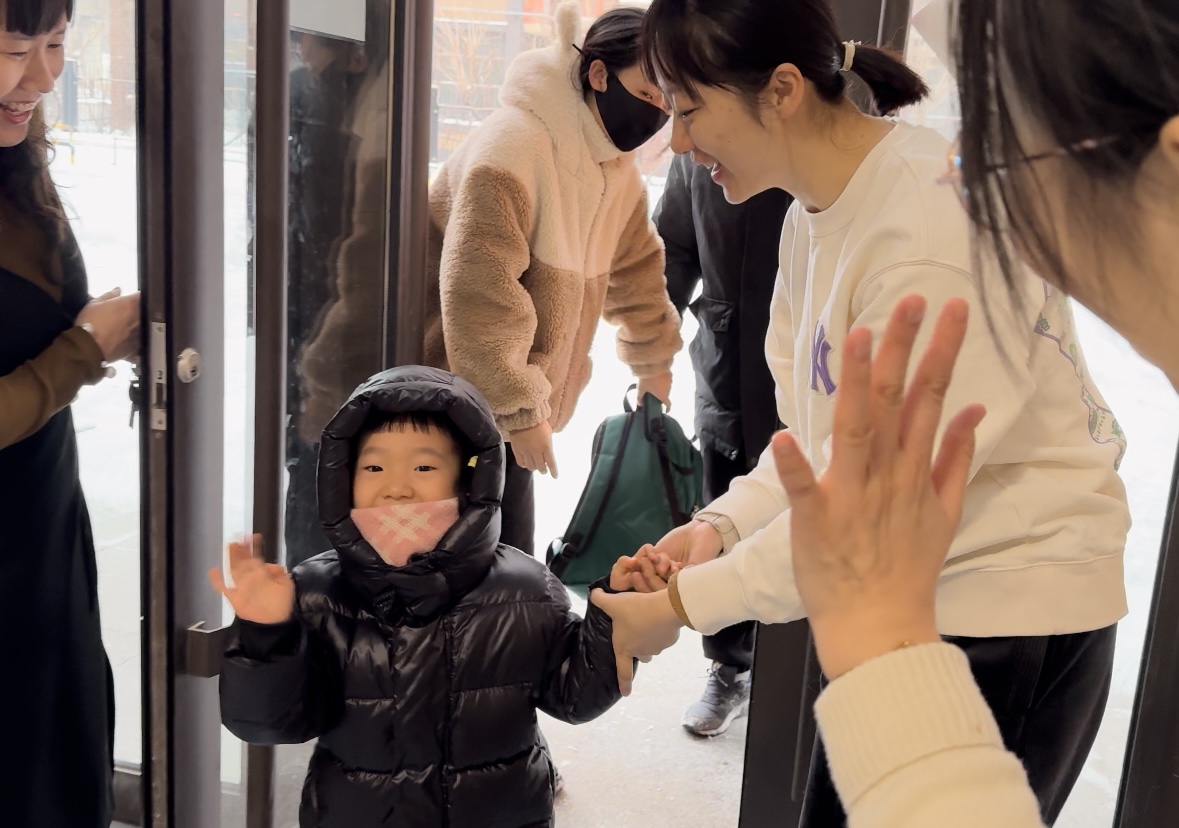 綠園區(qū)第三實驗幼兒園  早晨入園時，孩子開心地和老師打招呼（綠園區(qū)教育局供圖）.jpg