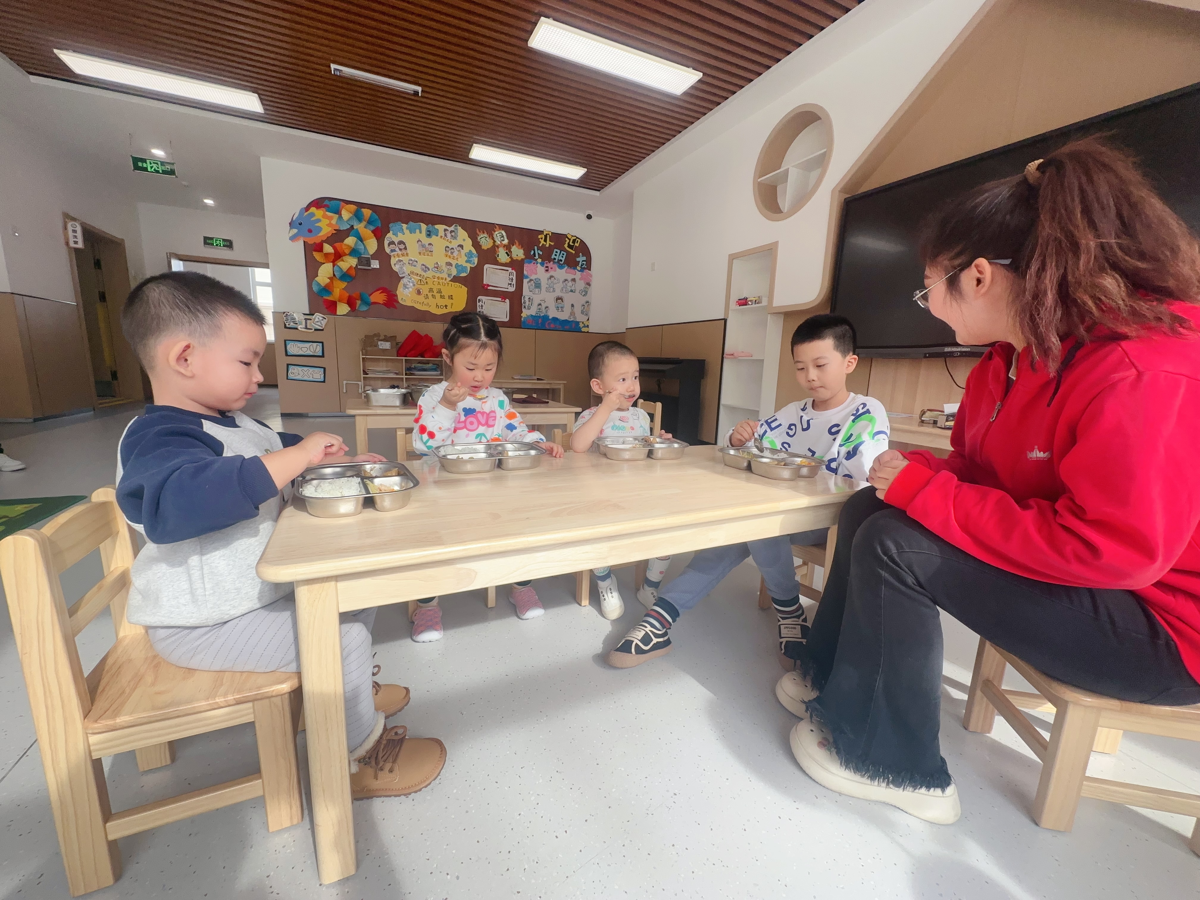 綠園區(qū)第四實驗幼兒園，孩子在開心地吃著園區(qū)精心搭配的營養(yǎng)午餐（綠園區(qū)教育局供圖）.jpg