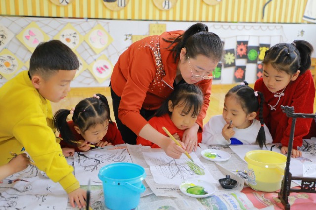 高臺縣第五幼兒園師幼通過繪畫引導幼兒感受清明傳統(tǒng)文化的內涵魅力 侯君輝攝.JPG