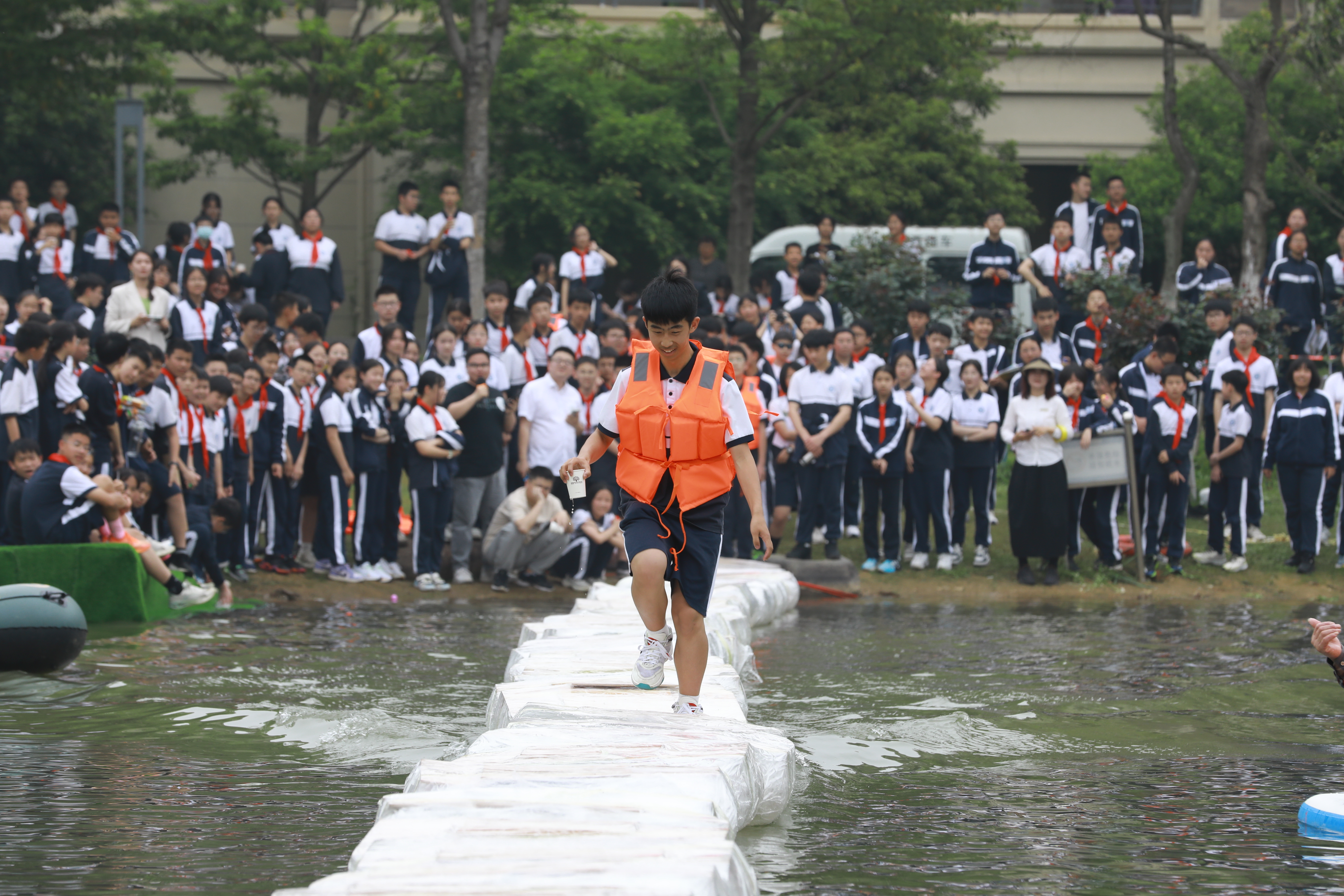 學(xué)生走在由塑料裝置搭建的長橋上。學(xué)校供圖.jpg