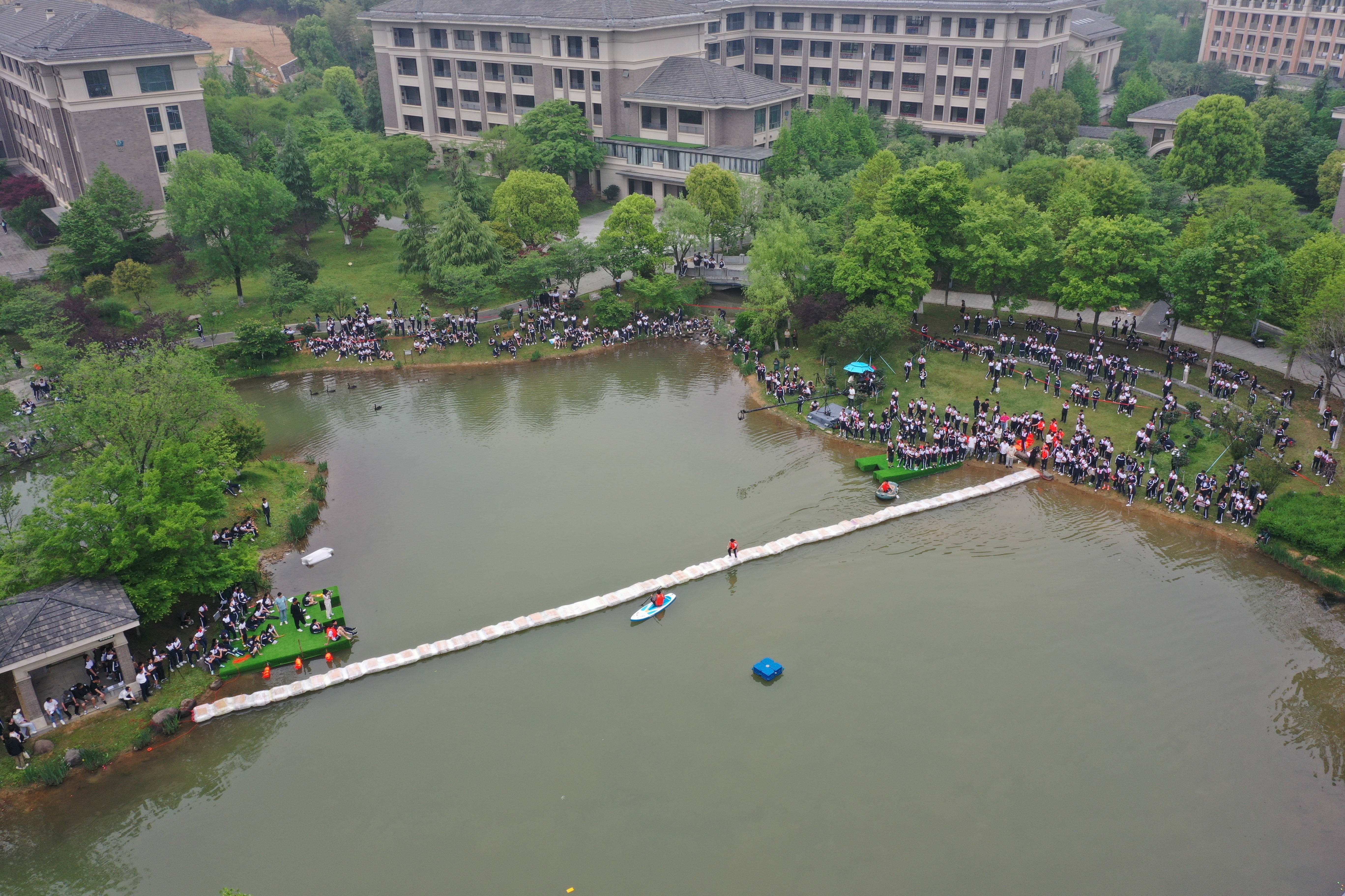 七年級學(xué)生自制浮橋。學(xué)校供圖.jpg