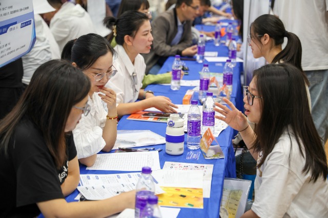 寧波市民營企業(yè)在甬高校畢業(yè)生專場招聘會現(xiàn)場  寧波市教育局供圖.jpg