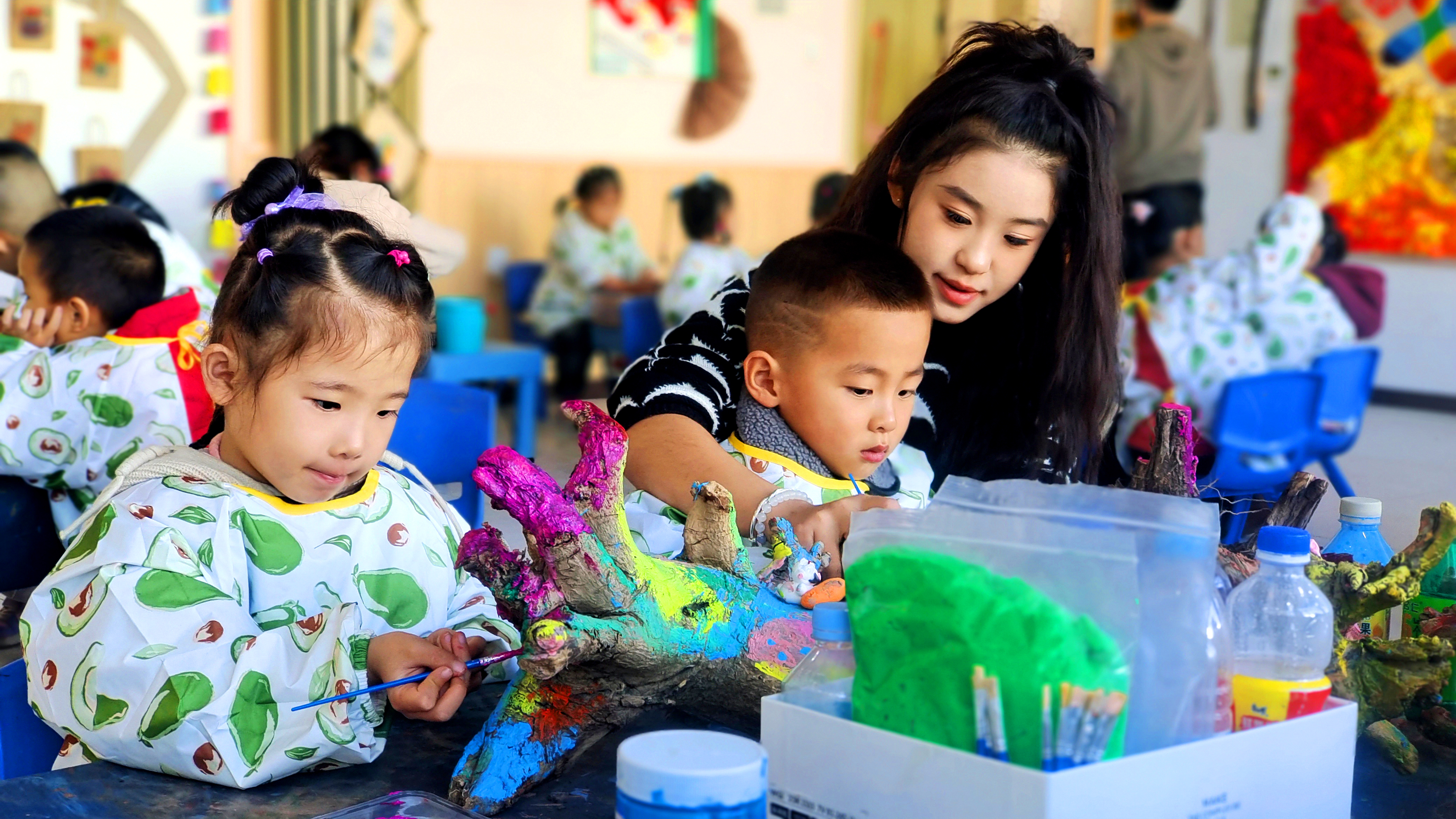 03 臨澤縣西關幼兒園教師田慧姍帶領幼兒在美工坊用樹根作畫  宋雪蓮 攝.jpg