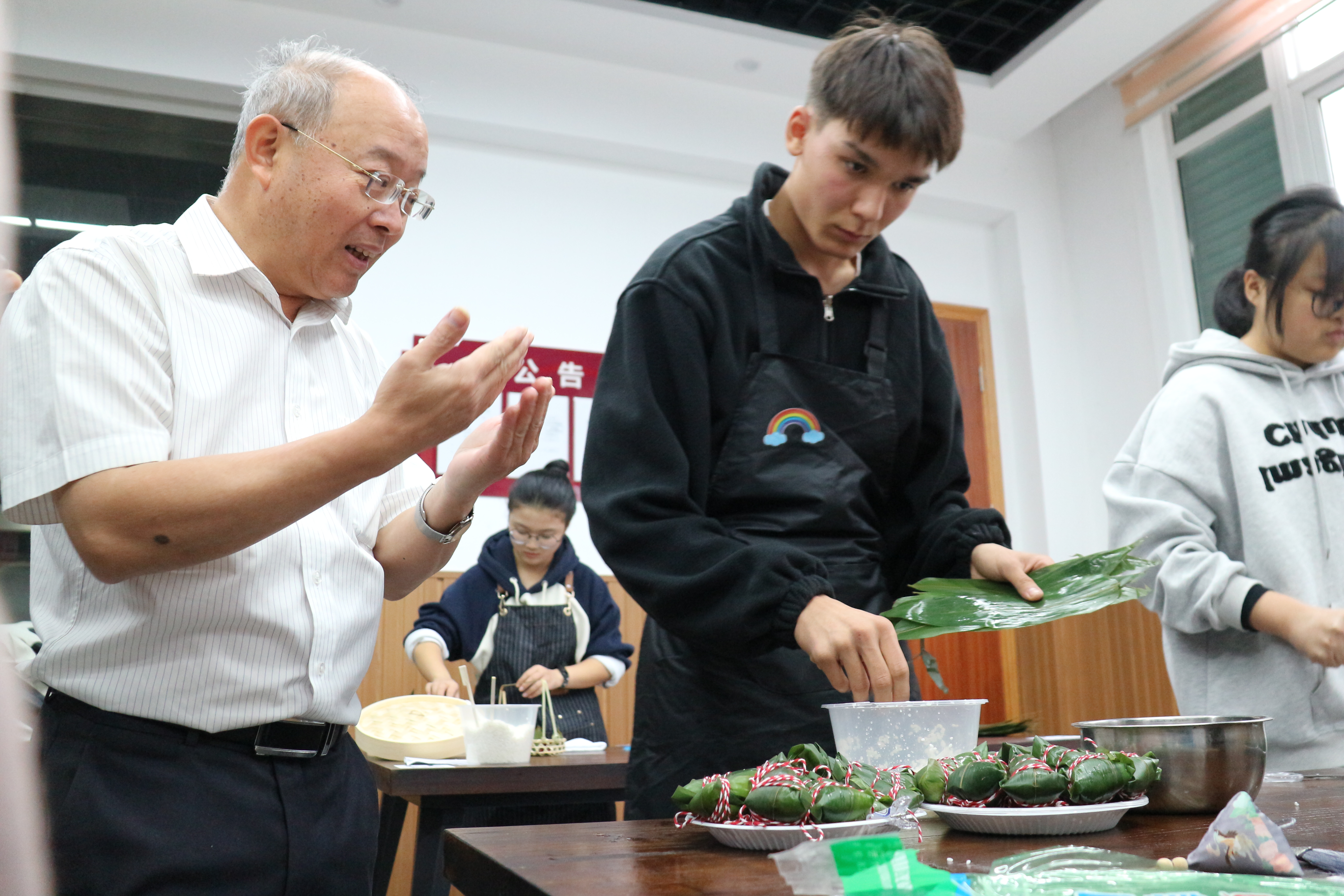 寧波行知職高新疆班學(xué)生制作的粽子得到“時代楷?！卞X海軍的肯定 慈溪市教育局供圖.JPG